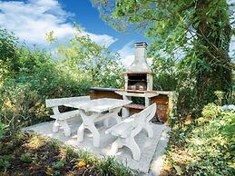 Cottage With Shared Pool