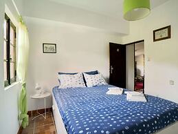 Cottage With Shared Pool