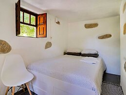 Cottage With Shared Pool