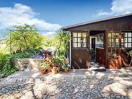 Cottage With Shared Pool