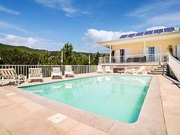 Cottage With Shared Pool
