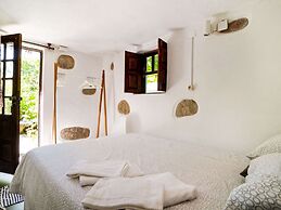 Cottage With Shared Pool