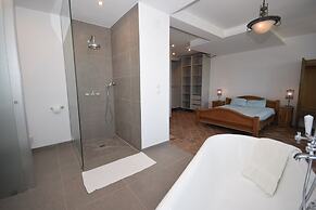 Elegant Loule Mansion With Pool