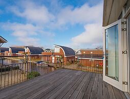 Penthouse With Lake Views