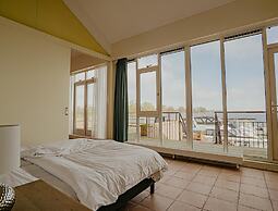 Penthouse With Lake Views