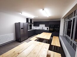 Cwtsh Hostel