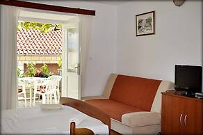 Immaculate 4-bed House in Lumbarda
