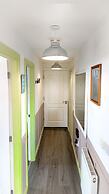 2 bedroom Central Flat with Parking