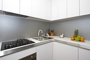 Luxury apt With Roofed Patio Near Beach & Center