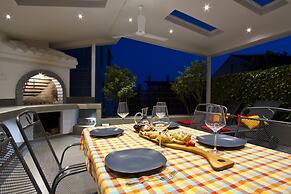 Luxury apt With Roofed Patio Near Beach & Center