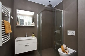 Luxury apt With Roofed Patio Near Beach & Center