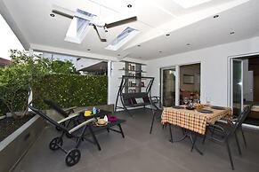 Luxury apt With Roofed Patio Near Beach & Center