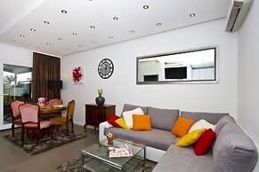 Luxury apt With Roofed Patio Near Beach & Center