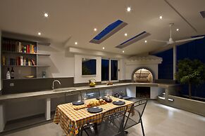 Luxury apt With Roofed Patio Near Beach & Center