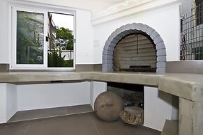 Luxury apt With Roofed Patio Near Beach & Center