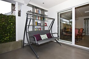 Luxury apt With Roofed Patio Near Beach & Center