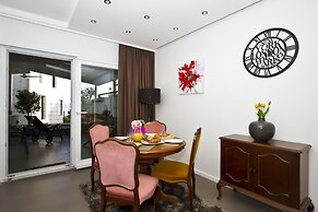 Luxury apt With Roofed Patio Near Beach & Center