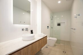 X Kirra Apartments