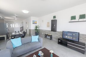 Villa Suri, Luxury Seafront Villa