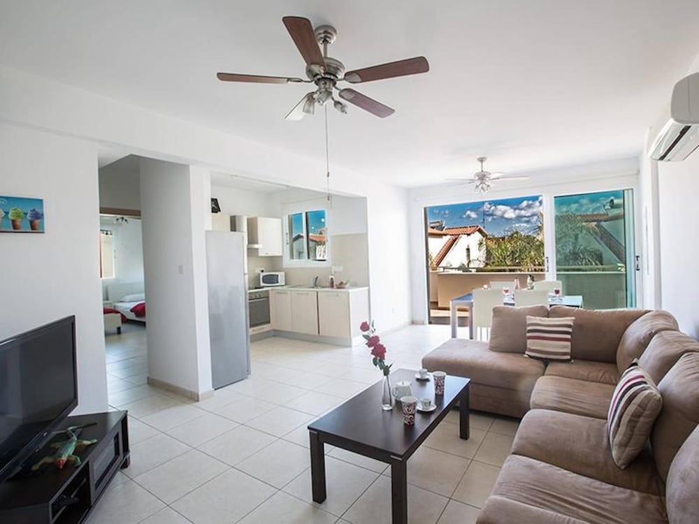 Apt Faye, Beautiful 2bdr Pernera Apartment