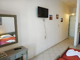 Renia Studios Standard Studio Overlooking the Swimming Pool