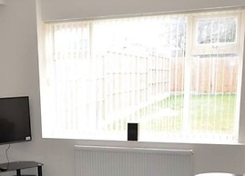 Large 5 Bed House / Wolverhampton + Parking