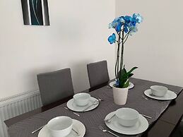 Large 5 Bed House / Wolverhampton + Parking
