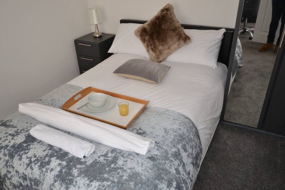 Large 5 Bed House / Wolverhampton + Parking