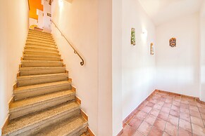 Laurel Apt With Shared Pool