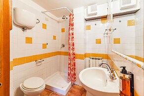 Laurel Apt With Shared Pool