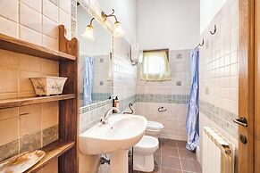 Laurel Apt With Shared Pool