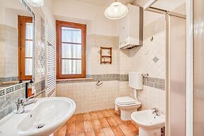 Laurel Apt With Shared Pool
