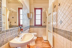 Laurel Apt With Shared Pool