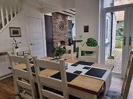 4 Bed Townhouse-sleeps 7-garden-pets-valley View