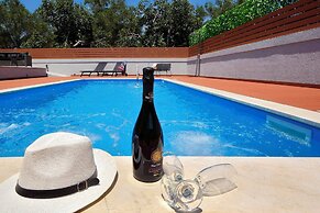 Villa Bratou Ignis Sleeps 6 With Parking