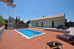 Villa Bratou Ignis Sleeps 6 With Parking