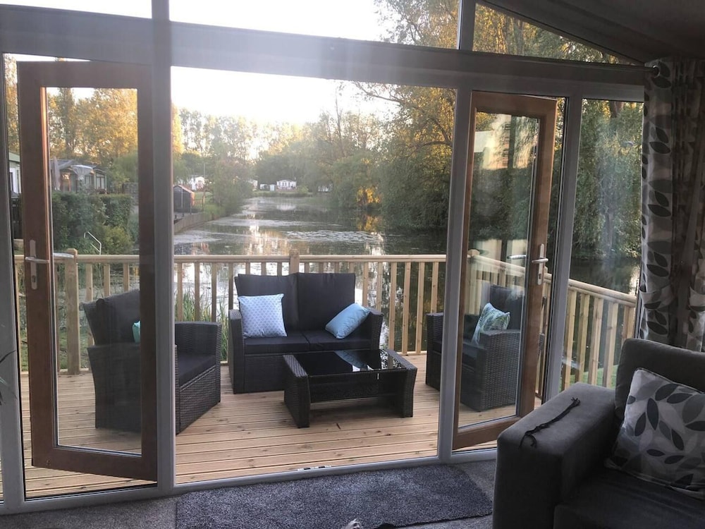 Beautiful and Tranquil Lakeside Lodge - Sleeps 5