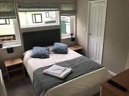 Beautiful and Tranquil Lakeside Lodge - Sleeps 5
