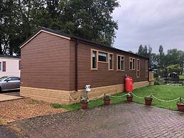 Beautiful and Tranquil Lakeside Lodge - Sleeps 5