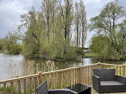 Beautiful and Tranquil Lakeside Lodge - Sleeps 5