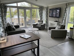 Beautiful and Tranquil Lakeside Lodge - Sleeps 5