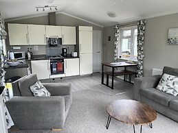 Beautiful and Tranquil Lakeside Lodge - Sleeps 5