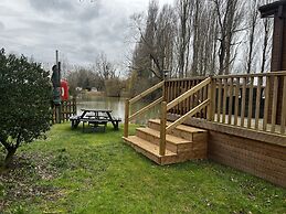 Beautiful and Tranquil Lakeside Lodge - Sleeps 5