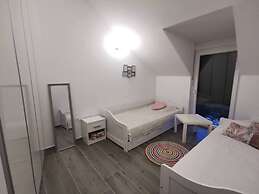 Luxurious 2-bed Appartment in Mandre With Pool