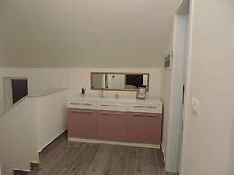 Luxurious 2-bed Appartment in Mandre With Pool
