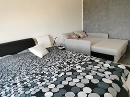 Luxurious 2-bed Appartment in Mandre With Pool