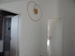 Luxurious 2-bed Appartment in Mandre With Pool