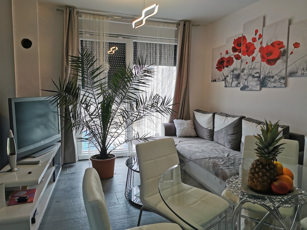 Luxurious 2-bed Appartment in Mandre With Pool