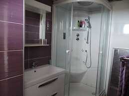 Luxurious 2-bed Appartment in Mandre With Pool