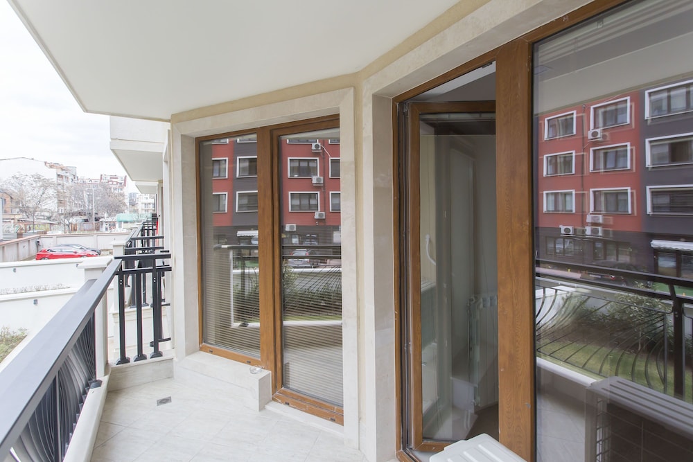Bright 1bdr Apartment Near Center - Free Parking